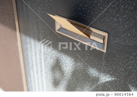玄関の郵便受けに入れられた封筒 玄関の郵便受けに入れられた封筒 90014564