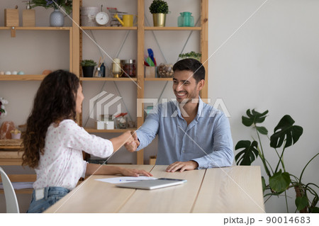 Client thanking expert for consultation with handshake after meeting 90014683