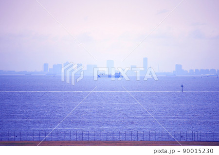 都会の海に浮かぶ船 都会の海に浮かぶ船 90015230