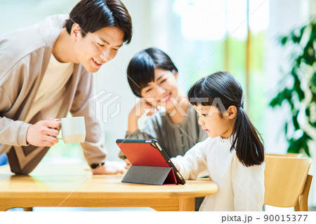 ファミリー　室内　若い　 90015377