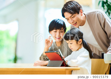 ファミリー　室内　若い　 90015379