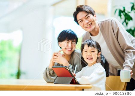 ファミリー　室内　若い　 90015380