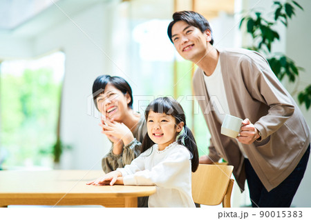ファミリー 室内 若い ファミリー 室内 若い 90015383