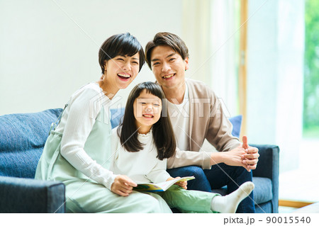 ファミリー　室内　若い　 90015540