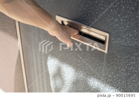 玄関の郵便受けを開ける手 玄関の郵便受けを開ける手 90015695
