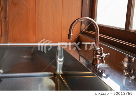 レトロな手洗い場の蛇口 90015769