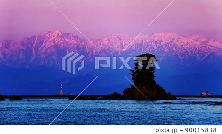 富山県高岡市　雨晴海岸から富山湾越しの　夕陽に染まる剣立山連峰の絶景 90015838