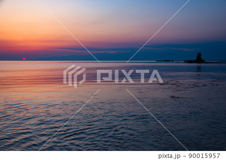 富山県高岡市　雨晴海岸から富山湾越しの日出の絶景 90015957