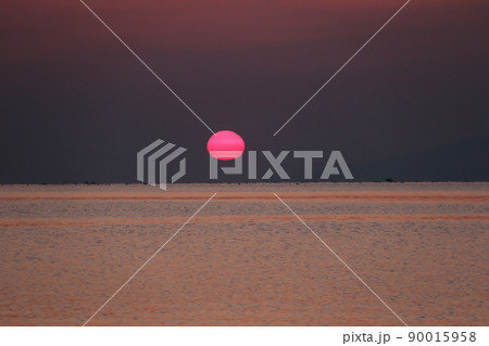 富山県高岡市　雨晴海岸から富山湾越しの日出の絶景 90015958