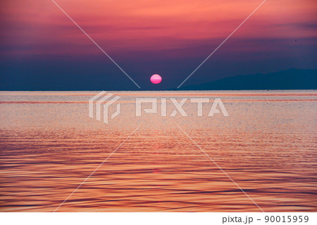 富山県高岡市　雨晴海岸から富山湾越しの日出の絶景 90015959