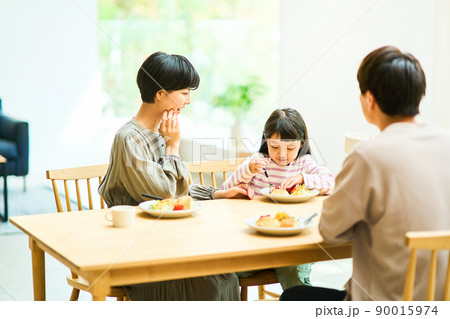 ファミリー　食事 90015974