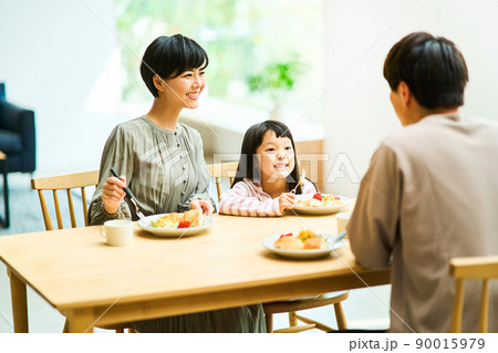 ファミリー　食事 90015979