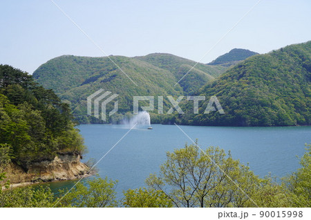七ヶ宿ダムと大噴水の風景（宮城県刈田郡七ヶ宿町） 90015998