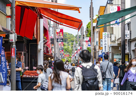 【神奈川県】たくさんの観光客で賑わう鎌倉の小町通り 90016174