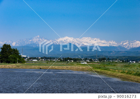 富山県富山市　富山平野から　剣立山連峰の絶景　 90016273