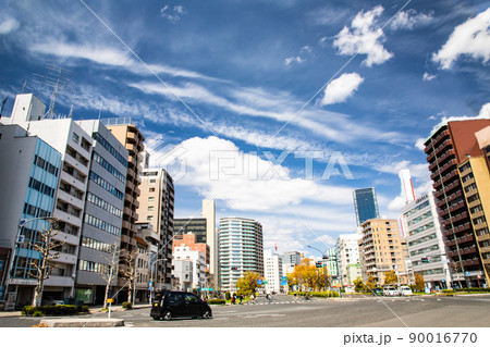 広島駅前通りの交差点付近の街路風景です。ドラマチックな青空と雲をご覧ください。広島市 広島駅前通りの交差点付近の街路風景です。ドラマチックな青空と雲をご覧ください。広島市 90016770