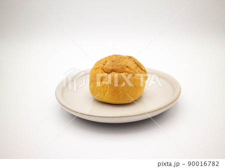 白い陶器皿の上のシュークリーム1個 a cream puff on a white plate 白い陶器皿の上のシュークリーム1個 a cream puff on a white plate 90016782