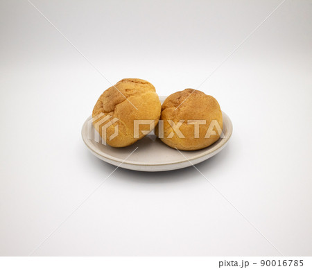 白い陶器皿の上のシュークリーム2個 Two cream puffs on a white plate 白い陶器皿の上のシュークリーム2個 Two cream puffs on a white plate 90016785