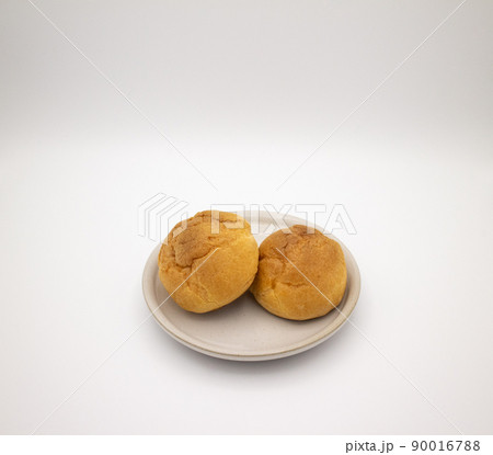 白い陶器皿の上のシュークリーム2個 俯瞰 Two cream puffs on a plate 白い陶器皿の上のシュークリーム2個 俯瞰 Two cream puffs on a plate 90016788
