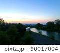 夕方の暗い川 90017004