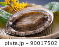 ざるの上のアワビの食材 90017502