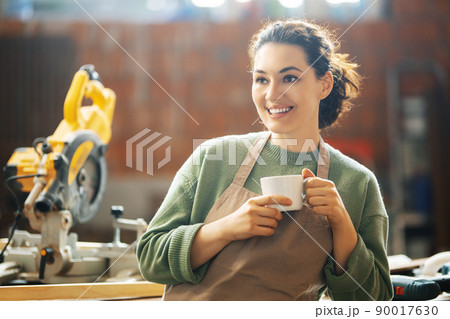 woman is training to be a carpenter woman is training to be a carpenter 90017630