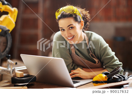woman carpenter in workshop woman carpenter in workshop 90017632