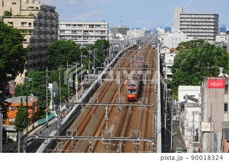 5月 世田谷1030小田急ロマンスカー・成城学園前駅手前 5月 世田谷1030小田急ロマンスカー・成城学園前駅手前 90018324