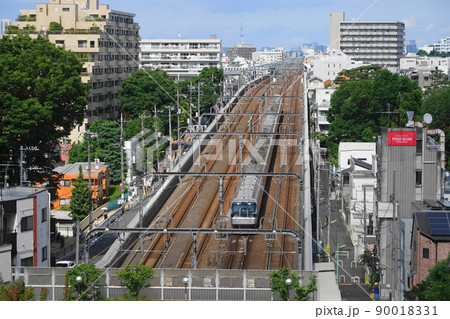 5月　世田谷1037小田急ロマンスカーとスカイツリー･成城学園前駅手前 90018331