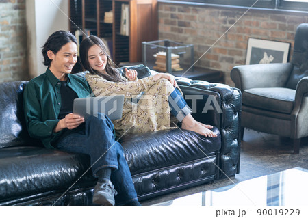 夫婦 カップル パソコン 家族 ライフスタイル リビング 夫婦 カップル パソコン 家族 ライフスタイル リビング 90019229