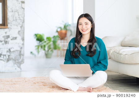 女性 パソコン ライフスタイル ニューノーマル テレワーク 女性 パソコン ライフスタイル ニューノーマル テレワーク 90019240