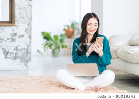 女性 パソコン ライフスタイル ニューノーマル テレワーク 女性 パソコン ライフスタイル ニューノーマル テレワーク 90019243