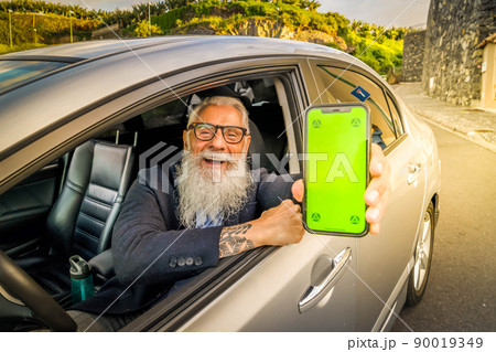 Senior man in car 90019349