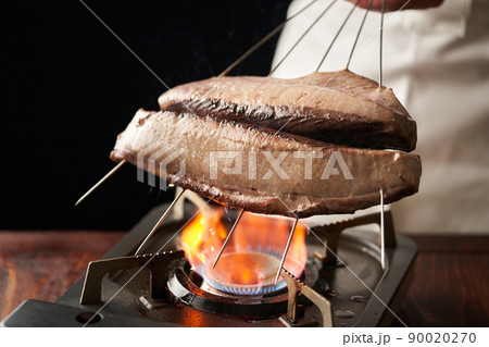 鰹のたたき　鰹を炙る板前 90020270