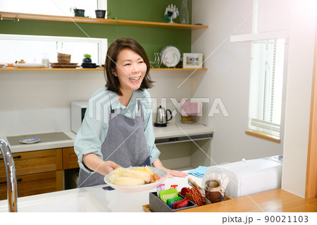 キッチンで朝食を作る主婦 90021103