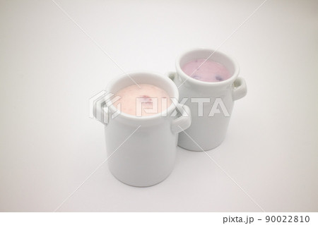 二つ並んだ白い陶器入りのフルーツヨーグルト Fruits flavored yogurt 二つ並んだ白い陶器入りのフルーツヨーグルト Fruits flavored yogurt 90022810