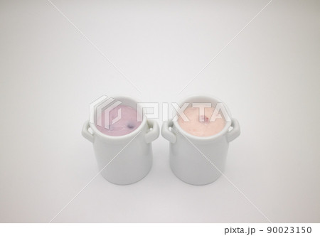 二つ並んだ白い陶器入りのフルーツヨーグルト Fruits flavored yogurt 90023150