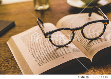 レトロな雰囲気の机でコーヒーを飲みながら洋書を読む昼下がり レトロな雰囲気の机でコーヒーを飲みながら洋書を読む昼下がり 90023340