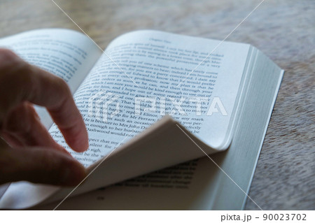洋書をめくる人の手元 洋書をめくる人の手元 90023702