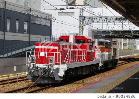 新製されたJR貨物DD200形ディーゼル機関車の甲種輸送列車(DE10牽引)、東海道本線・摩耶駅通過 新製されたJR貨物DD200形ディーゼル機関車の甲種輸送列車(DE10牽引)、東海道本線・摩耶駅通過 90024936