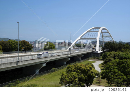 青空と有明海沿岸道路の諏訪川橋の白い橋 青空と有明海沿岸道路の諏訪川橋の白い橋 90026141