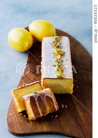 Lemon pound cake decorated with sugar icing 90026323