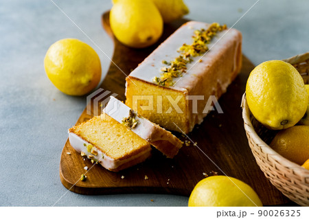 Lemon pound cake decorated with sugar icing 90026325