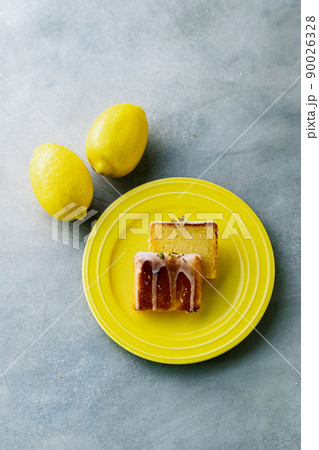 Lemon pound cake decorated with sugar icing 90026328