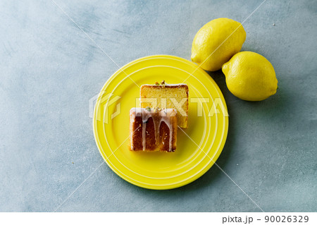 Lemon pound cake decorated with sugar icing 90026329