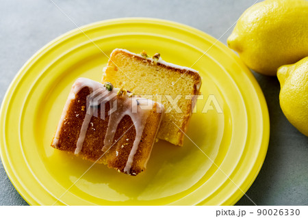 Lemon pound cake decorated with sugar icing 90026330
