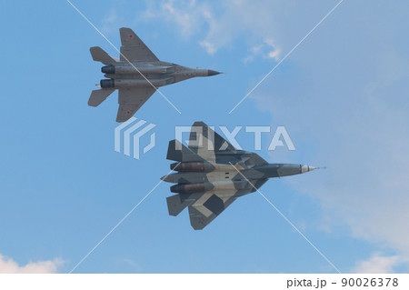 スホーイSu-57&ミグMiG-35編隊 スホーイSu-57&ミグMiG-35編隊 90026378