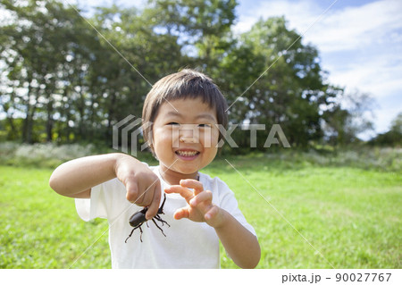 昆虫採集をする子ども 昆虫採集をする子ども 90027767