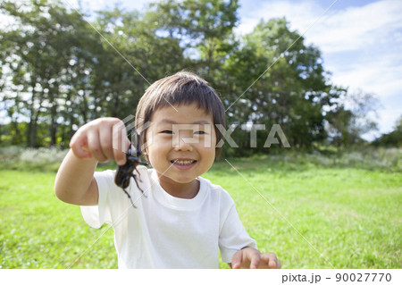 昆虫採集をする子ども 90027770
