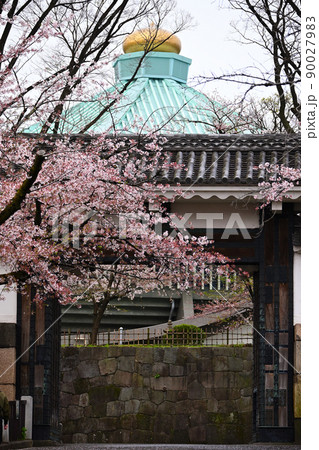 東京都千代田区 皇居(田安門) 日本武道館と桜 東京都千代田区 皇居(田安門) 日本武道館と桜 90027983
